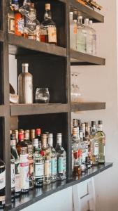 półka wypełniona butelkami alkoholu w obiekcie Posada Azul Marino w mieście José Ignacio