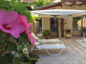 Um jardim no exterior de Villa Lithos Parga