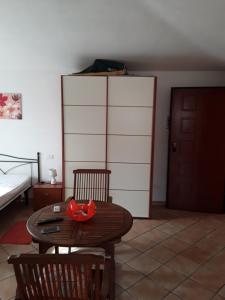 ein Zimmer mit einem Tisch und ein Schlafzimmer mit einem Bett in der Unterkunft Da Claudio gli oleandri residence in Olbia