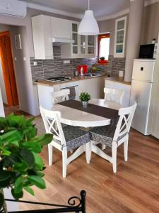 Kuchnia lub aneks kuchenny w obiekcie Pannonia Apartman
