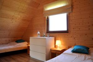 a room with two beds and a sink in a cabin at Słoneczny Przystanek in Jarosławiec