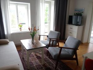 sala de estar con 2 sillas y mesa de centro en Villa Daheim Semmering, en Semmering