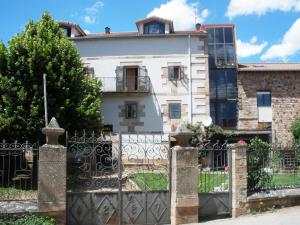 una casa blanca detrás de una valla en Alojamiento rural Las Indianas, en Villar