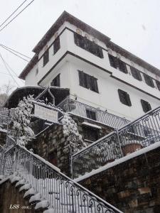 een gebouw met sneeuw op de trappen bij Charis Guesthouse in Makrinítsa