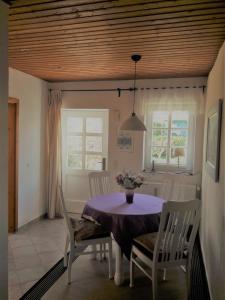 a dining room with a purple table and chairs at Lavendel in Steffenshagen