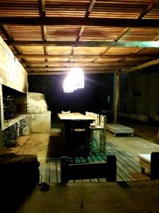 una habitación con una mesa y una luz colgando del techo en Pinar del Oriental, en José Ignacio