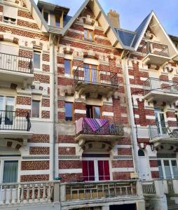 a brick building with balconies on the side of it at Appartement à 30 m de la plage - balcon - lumineux - wifi - Le Cérès 2 in Berck-sur-Mer