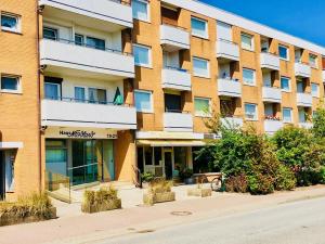 an apartment building on the side of a street at Alpenstrandläufer in Westerland (Sylt)