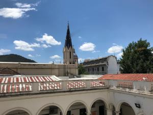 una vista de una iglesia desde el techo de un edificio en Departamento Belgrano 7 en Salta
