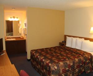 En eller flere senge i et værelse på The Sturgis Motel
