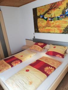 Duas camas num quarto com almofadas coloridas em Aignerbauer Mittersill em Mittersill