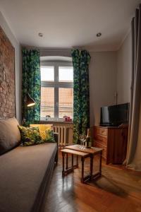 Televízia a/alebo spoločenská miestnosť v ubytovaní Apartament Koci Łeb
