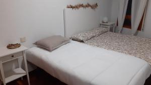 Una cama o camas en una habitación de El Rincón de Canfranc Estación