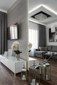 sala de estar con sofá y mesa en Crystal Luxury Apartments Rakowicka 20H, en Cracovia