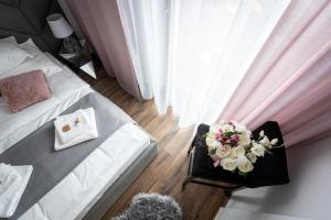 a hotel room with a bed and a bouquet of flowers at Crystal Luxury Apartments Rakowicka 20H in Kraków