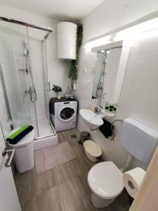 y baño con aseo y ducha. en Apartment Suzana 1BR Split en Split