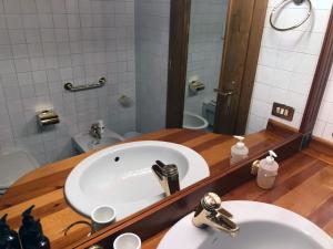 Vannituba majutusasutuses Cortina Olympic Suite +18 fotot