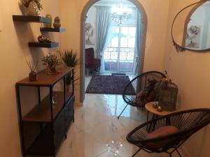 een woonkamer met 2 stoelen en een spiegel bij Caldera Premium Villa in Kavala