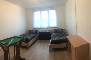 Zimmer mit 2 Betten und einem Billardtisch in der Unterkunft Apartman QUATTRO in Sokolov