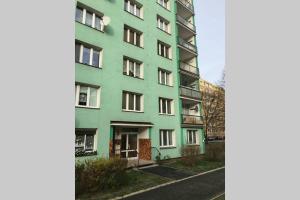 an apartment building with green at Apartman QUATTRO in Sokolov