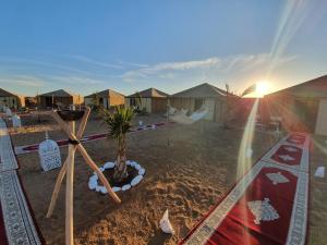 Východ nebo západ slunce při pohledu z luxury tent nebo okolí