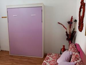 a purple door in a room with a couch at La Terraza in Vinaròs