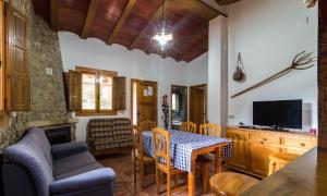 Casas Rurales Los Enebros Nerpio的电视和/或娱乐中心
