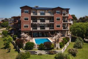 una vista aérea de un edificio de apartamentos con piscina en Alpemar Apart Hotel & Spa en Villa Gesell