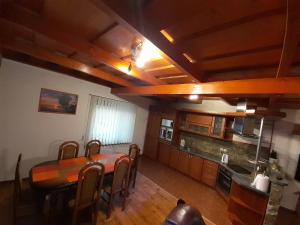 eine Küche mit einem Tisch und Stühlen im Zimmer in der Unterkunft Rodinný dom Petro s Wallbox nabíjaním elektromobilu in Rabča