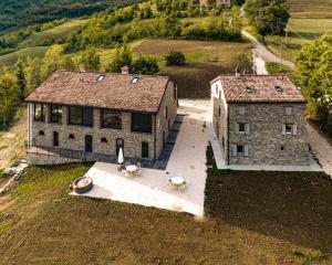 una vista aérea de una casa de piedra y otro edificio en Borgo Stanzano en Zocca