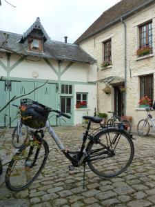 a bike parked in front of a building at Au Relais de Chaussy in Chaussy