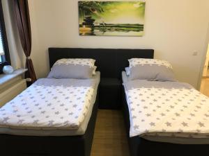Ein Bett oder Betten in einem Zimmer der Unterkunft Apartment 1OG