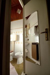 Kylpyhuone majoituspaikassa Albergo Mirella