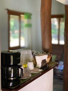 Pucté 13 في باكالار: أعلى المنضدة مع آلة صنع القهوة وقدر قهوة