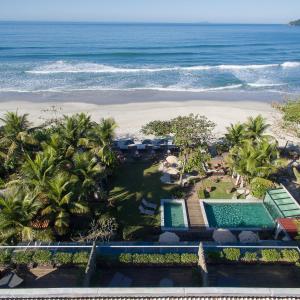 an aerial view of the beach and the ocean at Hotel Spa Nau Royal in Camburi