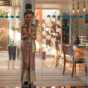 a statue of a woman standing in a room at Hotel Spa Nau Royal in Camburi +37 photos