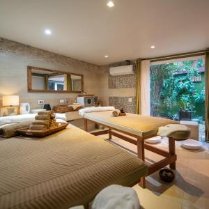 a living room with two beds and a table at Hotel Spa Nau Royal in Camburi