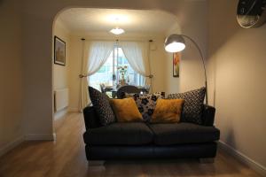 Stylish and Spacious Home with Garden Views - near MCR Airport and Ample Free Parking
