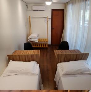 Duas camas num pequeno quarto com um espelho em Villa Container Lodge em Capitólio