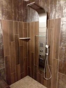 een douche met een douchekop in de badkamer bij DiamondStone Guest Lodges in La Pine