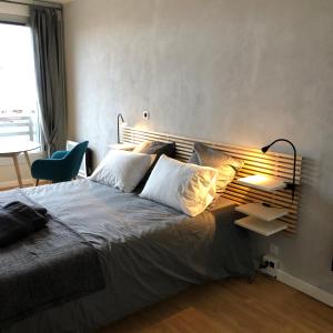 1 dormitorio con 1 cama grande y lámpara. en Studio hyper centre avec Parking en Toulouse