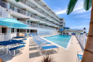 een afbeelding van het zwembad bij het resort bij Armada By The Sea in Wildwood Crest