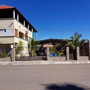 un bâtiment avec une clôture à côté d'une rue dans l'établissement Vistas de Loreto, à Loreto