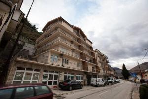 um edifício com carros estacionados ao lado de uma rua em Apartment Mattias free private parking em Mostar