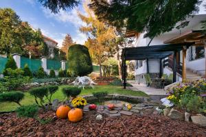 un jardín con calabazas en el suelo frente a una casa en Royal Suite in Villa No 16, en Bratislava