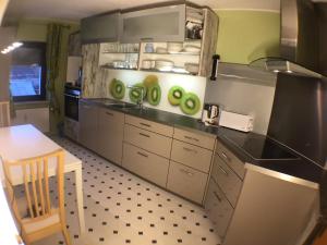 uma cozinha com um balcão preto e uma mesa em XXL Deluxe Living 125qm bei Nürnberg em Roßtal