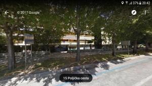 vistas a un edificio con árboles y una calle en Apartment Suzana 1BR Split en Split