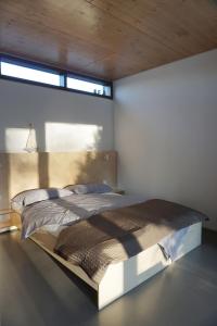 een slaapkamer met een groot bed en een raam bij Design Ferienhaus nienrausch mit 2 Apartments in Timmendorfer Strand