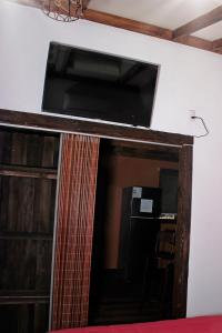 Televízia a/alebo spoločenská miestnosť v ubytovaní Cayumanque Ecolodge