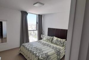 Un pat sau paturi într-o cameră la Coral II Departamento 6to